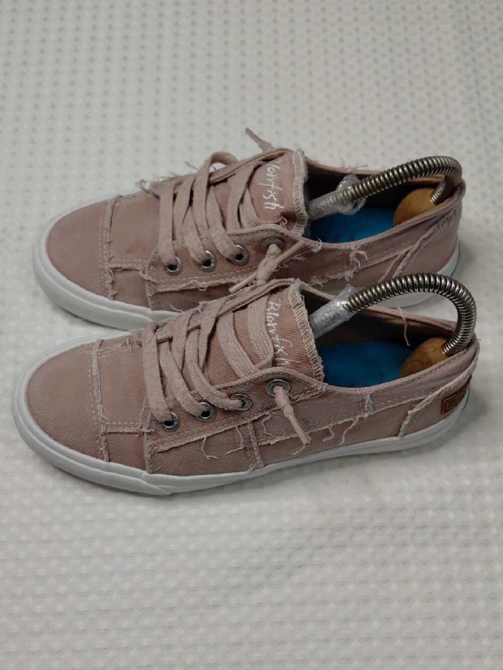Blowfish Women's Dusty Pink Canvas Low-Top Sneakers Sz 7 - Picture 2 of 10